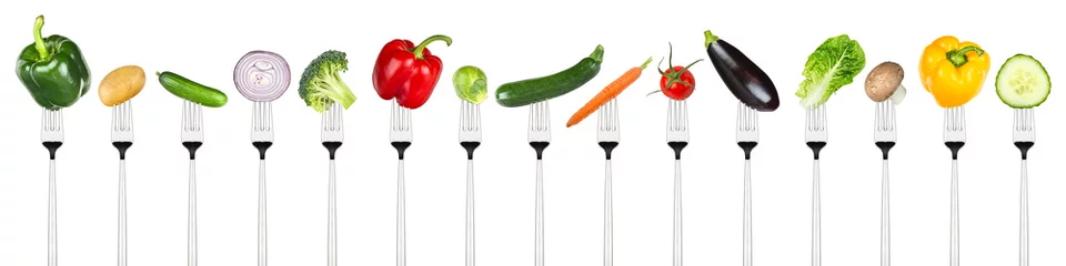 Fotobehang Keuken rij van smakelijke groenten op vorken geïsoleerd op een witte achtergrond