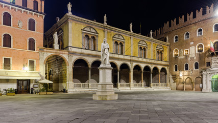 Fototapeta na wymiar Nigtview of Piazza dei Signori in Verona