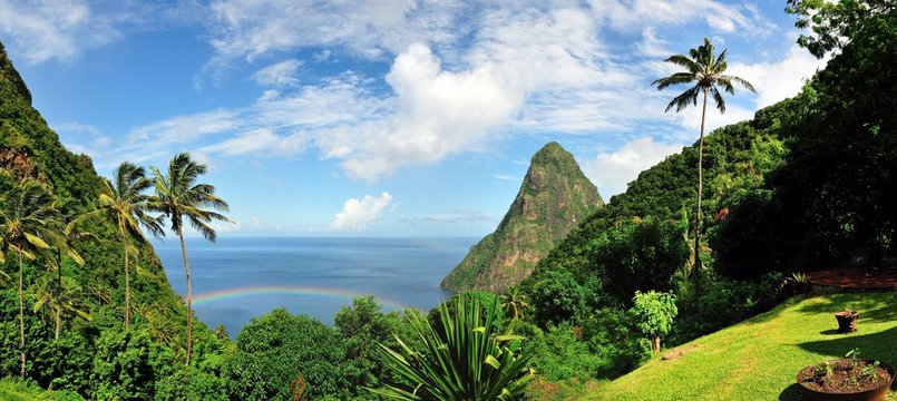 Rainbow forms by the Piton