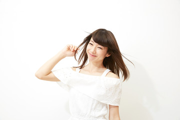 Fototapeta premium 白壁の前の女性ポートレート
