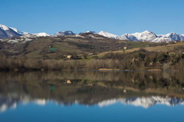 Monti Sibillini riflessi nel lago di San Ruffino, Marche - Italia