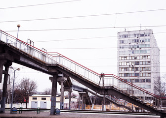 Obraz premium foot-bridge and big house
