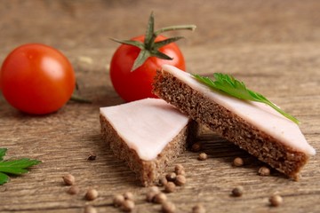 Sandwich with ham and tomatoes
