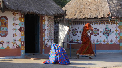 huttes traditionnelles dans les environs de Bhuj au Gujarat (Inde)  - obrazy, fototapety, plakaty