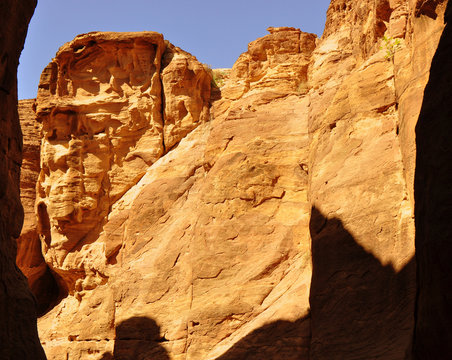 Petra - Felsen am oberen Rand des Siq