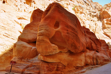 erodierter Sandstein in der Form eines Elefanten im Siq von Petra © thauwald-pictures