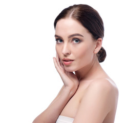 Obraz na płótnie Canvas Beauty Woman Face closeup. Beautiful brunette young spa model girl with perfect skin. Skin care concept. Fresh Clean Skin. Portrait of female looking at camera and smiling. Beige background