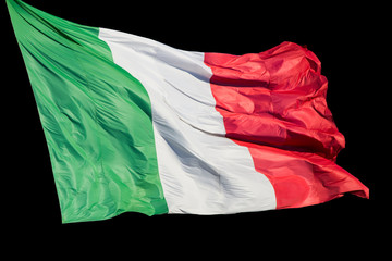 Bandiera italiana che sventola isolata su sfondo nero