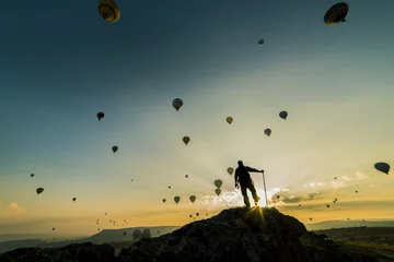 Rolgordijnen gündoğumunda balonları izlemek © emerald_media