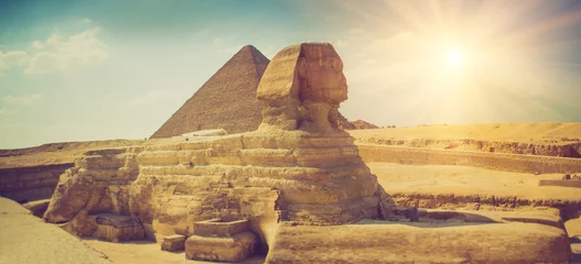 Foto auf Acrylglas Ägypten Panoramablick auf das Gesamtprofil der Großen Sphinx mit der Pyramide im Hintergrund in Gizeh.