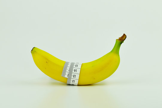 Banane mit Maßband umwickelt