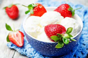 Vanilla ice cream with strawberries