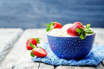 Vanilla ice cream with strawberries