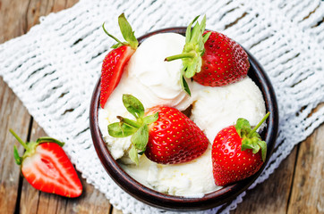 Vanilla ice cream with strawberries