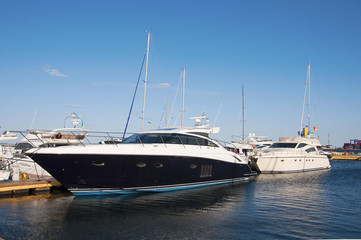 Fototapeta na wymiar Black yacht in the port is waiting