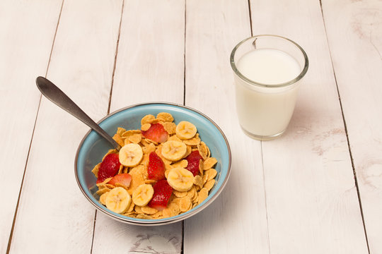Corn flakes ceral breakfast, milk whit strawberry