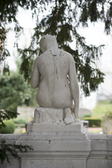 Fototapeta na wymiar Frauenstatue von hinten