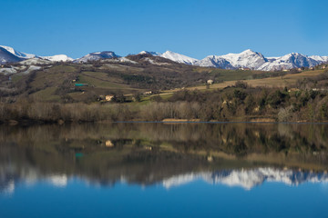Fototapeta na wymiar Vacanze in montagna al lago
