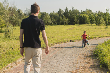 Obraz premium Dad walking with son