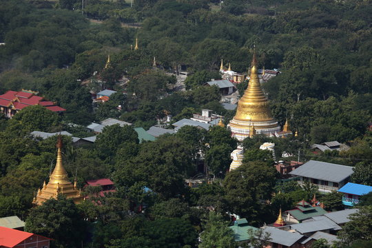 Buddhistische Kloster und Tempelanlagen in Mandaley in Myanmar 
