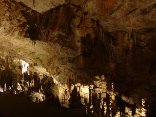 Fototapeta na wymiar Пещера со сталактитами и сталагмитами