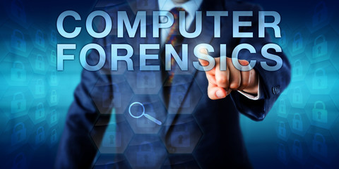 Obraz premium Forensic Expert Pressing COMPUTER FORENSICS