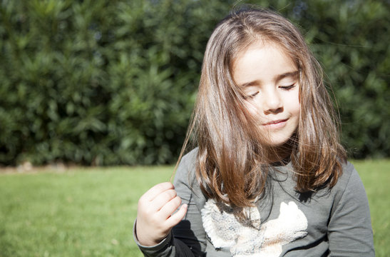 Ni&ntilde;a coqueta toc&aacute;ndose el pelo