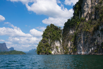 Naklejka premium Beautiful mountains in Ratchapraph Dam