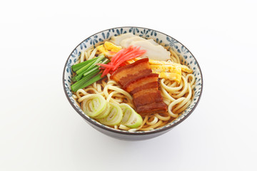 沖縄伝統料理の三枚肉そば 