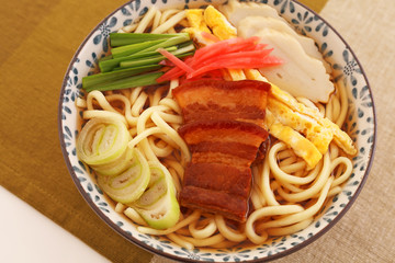 沖縄伝統料理の三枚肉そば 