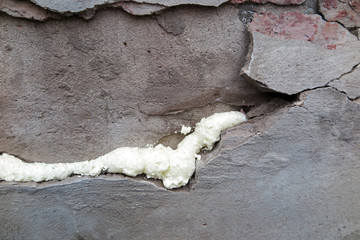 Foamed wall crack