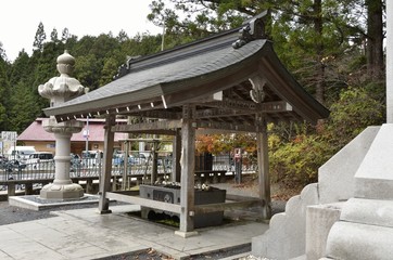 Naklejka premium 世界遺産・高野山奥の院、弘法大師御廟に通じる参道（中の橋側）入り口の手水舎です。御廟へは一の橋から2キロ、中の橋から1．3キロです。何百年も経た老杉・20万基を超える供養塔・墓碑・霊屋のなかを進みます。