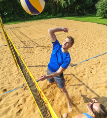 Smash beim Beachvolleyball