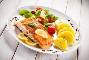 Fried salmon and vegetables