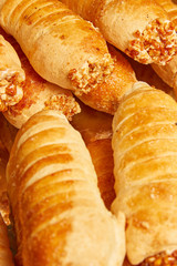 piatto pieno di croissant