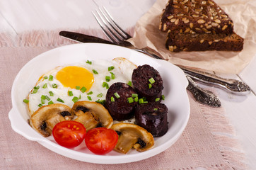 fried egg with mushrooms, tomatoes and black pudding