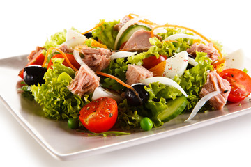 Tuna, boiled eggs and vegetables