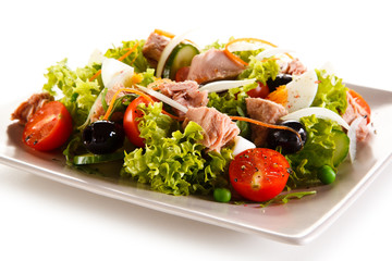 Tuna, boiled eggs and vegetables