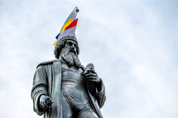 Gutenbergdenkmal in Mainz mit Narrenkappe an Fastnacht