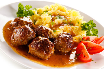 Roasted meatballs, mashed potatoes and vegetables