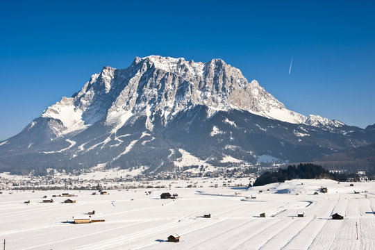Blick auf die Zugspitze und die Ortschaft Ehrwald, Tirol, &Ouml;sterreich, Europa