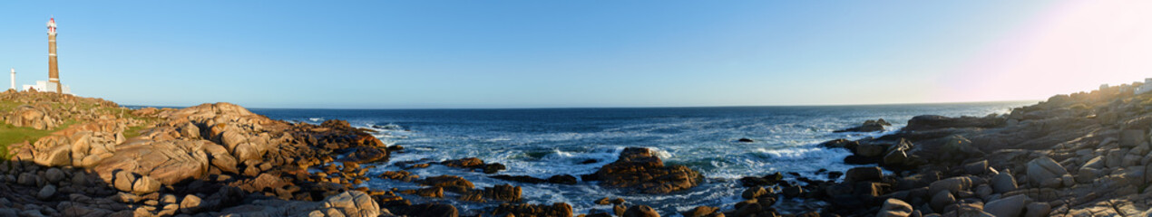 Fototapeta na wymiar Cabo Polonio, Panorama Leuchtturm, Felsen und Meer
