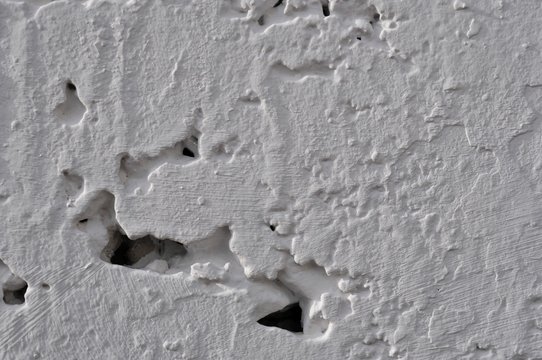 pared blanca de hormig&oacute;n con huecos