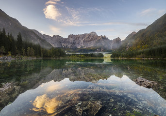 Świt nad górskim jeziorem w Alpach Julijskich,Włochy - obrazy, fototapety, plakaty