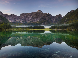 Świt nad górskim jeziorem w Alpach Julijskich,Włochy - obrazy, fototapety, plakaty