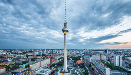 Fototapeta premium Panoramę Berlina z wieżą telewizyjną o zmierzchu, Niemcy