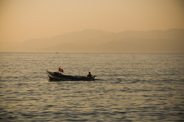 Turecka łódka i zachód słońca - obrazy, fototapety, plakaty