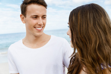 Obraz premium Romantic young couple on the beach