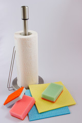 Предметы чистоты на кухне.\Кухонный комплект:салфетки,губка,бумажные полотенца на держателе.