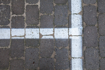 Gepflasterte Fläche mit Markierung